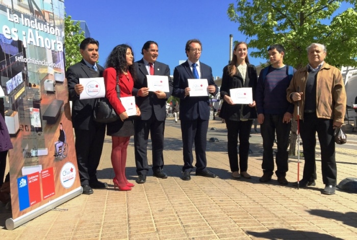 Autoridades en la actividad de lanzamiento.