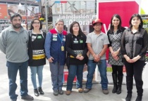Autoridades junto a trabajadores en el lanzamiento del Sello Chile Inclusivo 2016.